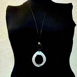 NWT‎ Jaybird Co Opalescent White and Black Resin Pendant and Earring Set 32”